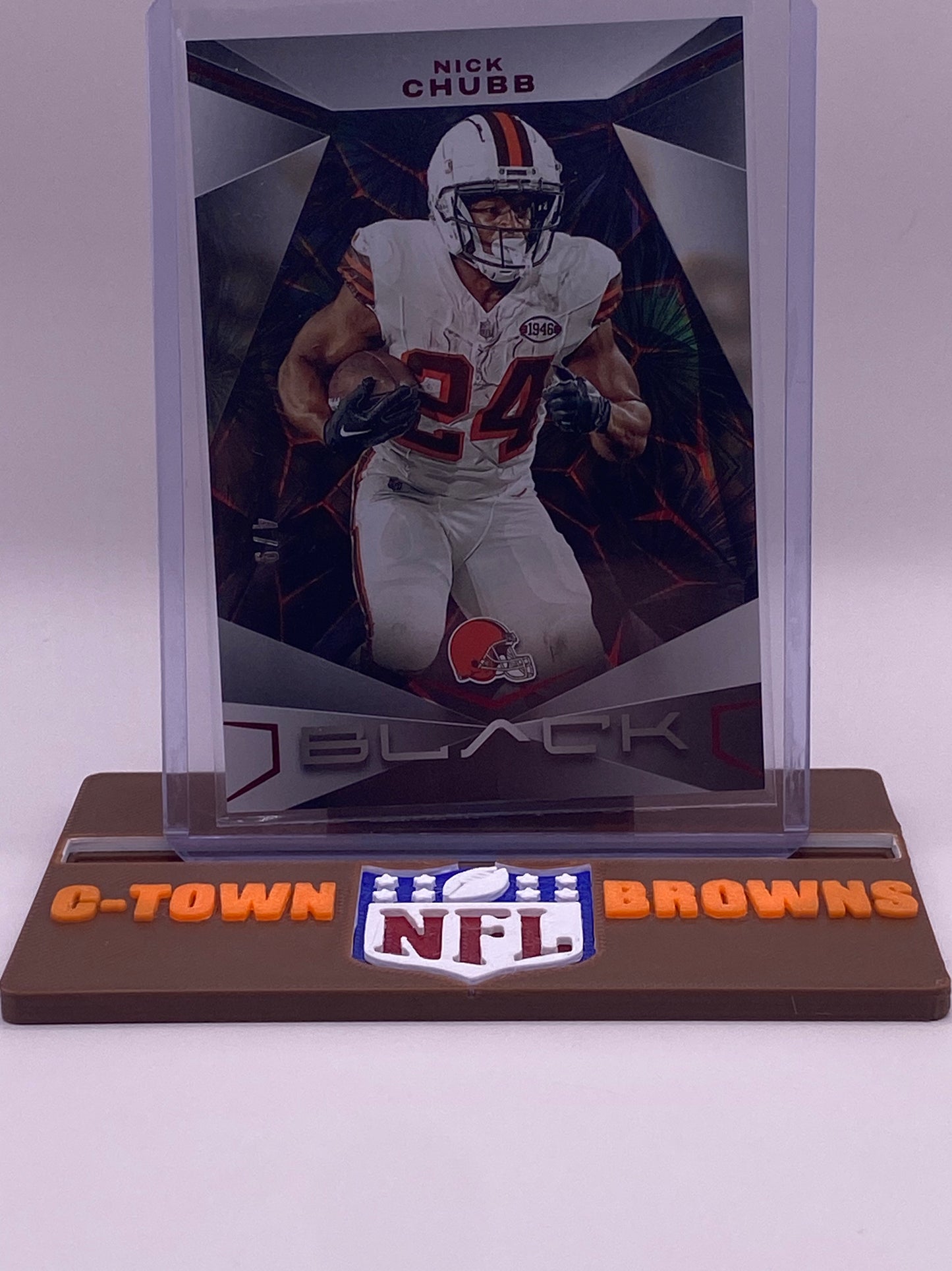 2024 Panini Black Nick Chubb #25 – Ruby Parallel /9 (4/9) – Cleveland Browns